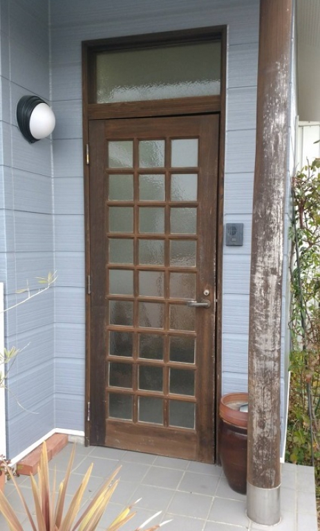 ≪ 施工前 ≫ ランマ付き・木製ドア